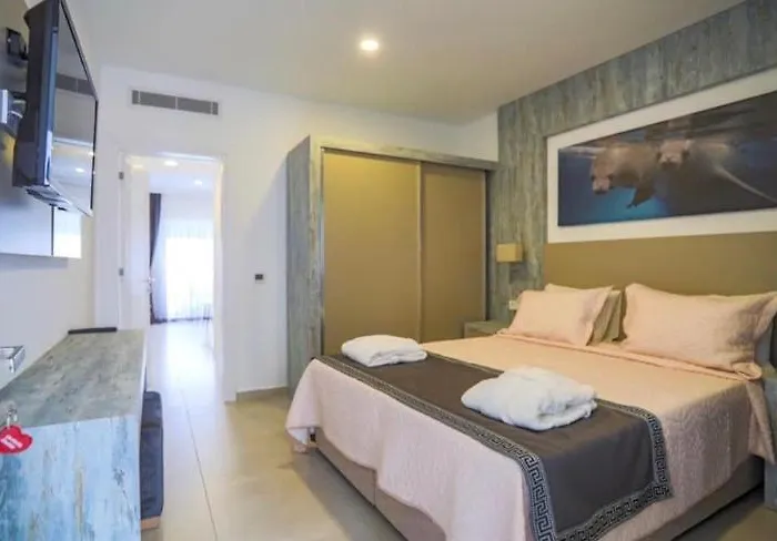 Queen Victoria Apartahotel 3*
