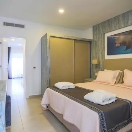 Queen Victoria Suit Aparthotel *