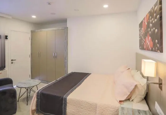 Queen Victoria Aparthotel 3*